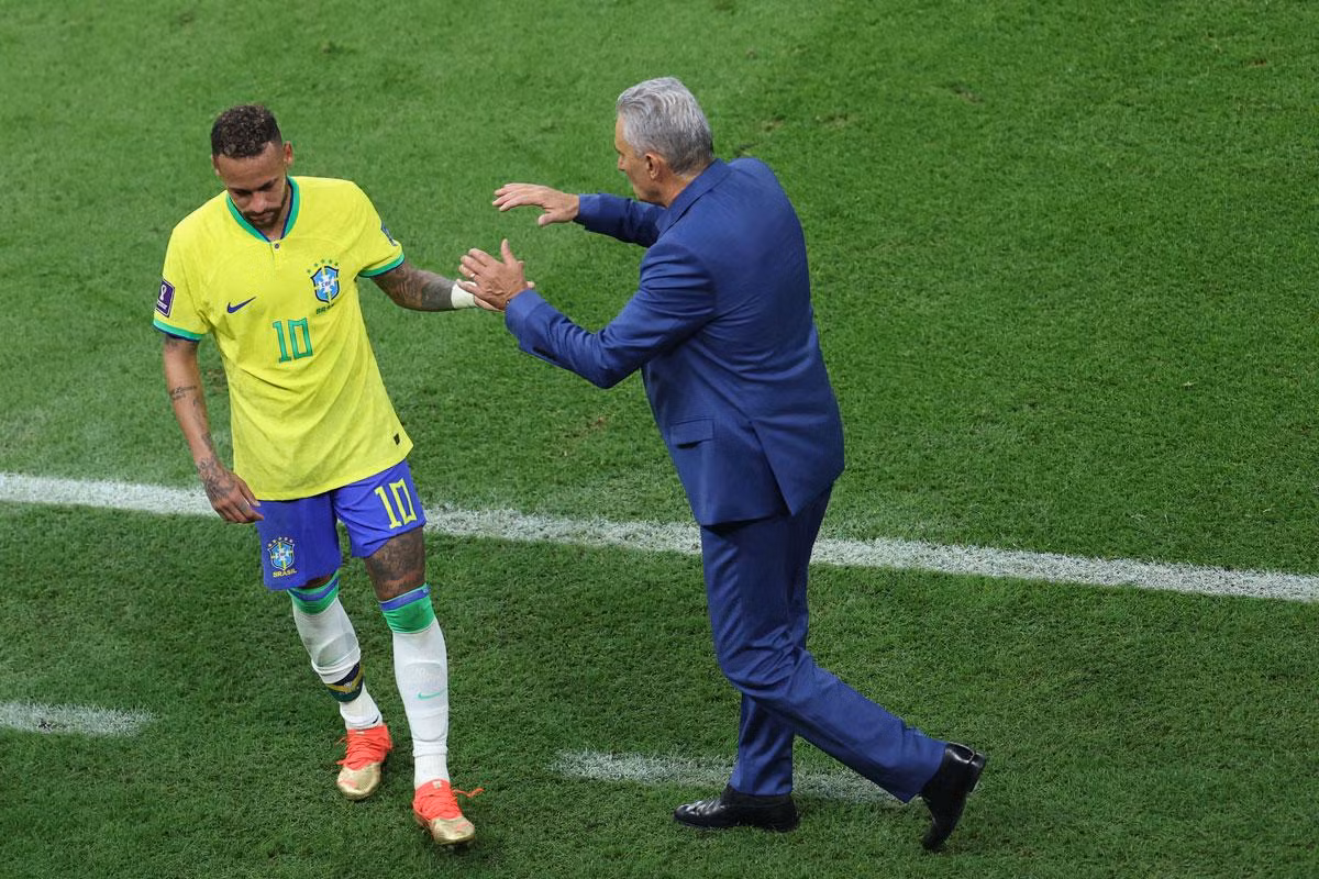 Neymar rời sân ở phút 80.