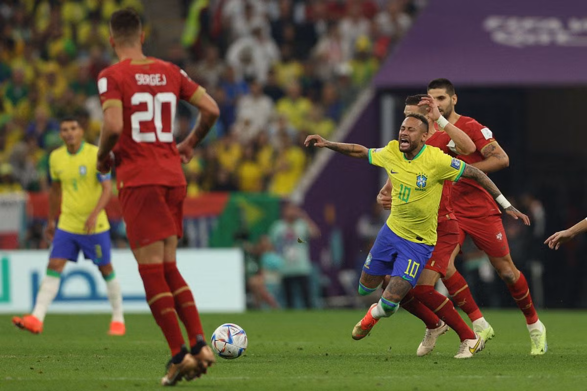 Neymar thường xuyên bị các cầu thủ Serbia phạm lỗi.