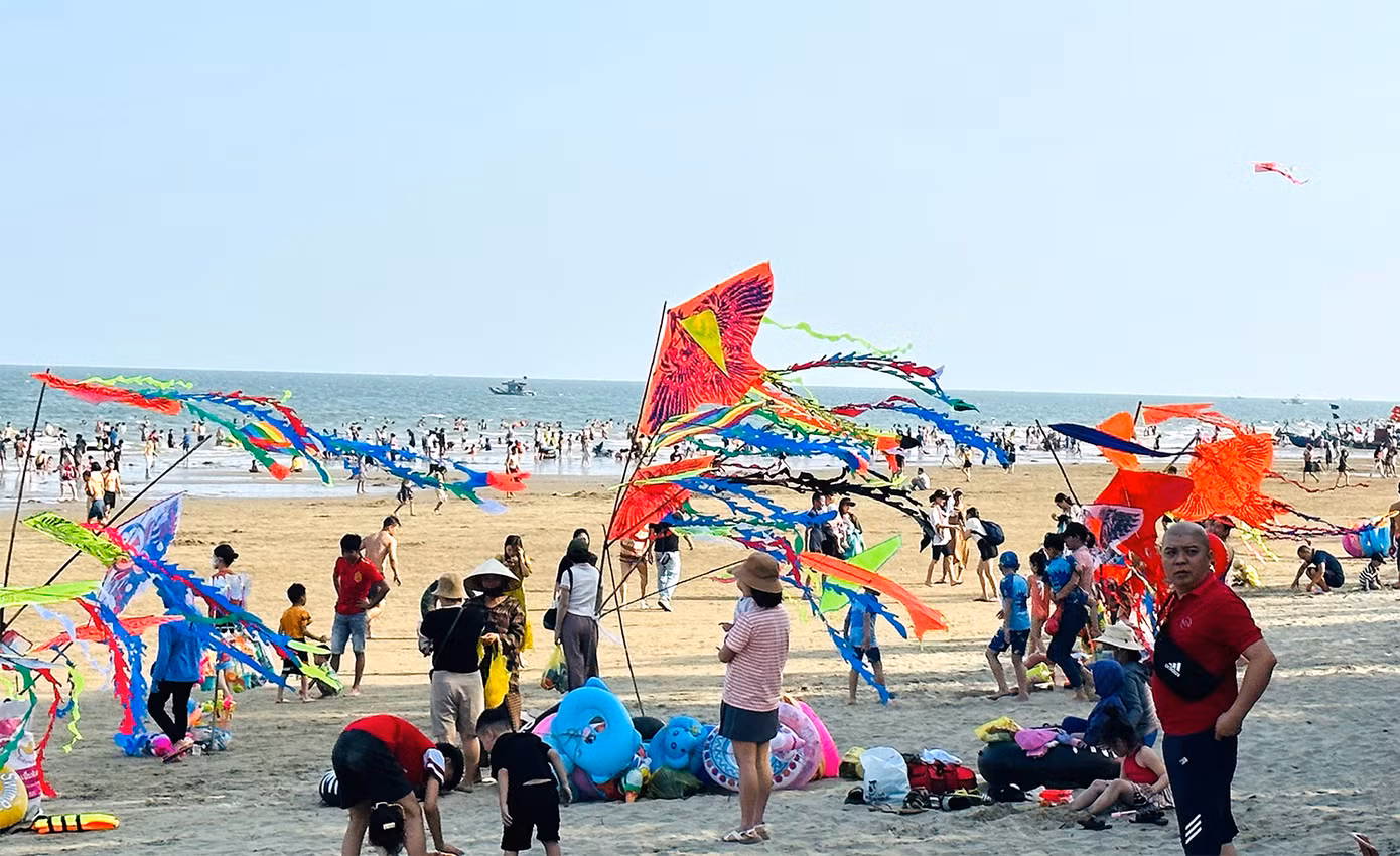 "Hôm qua (29/4), do thời tiết lạnh nên gia đình tôi cho các cháu chơi trên bãi biển. Chiều nay (1/5), trời nắng to, chúng tôi mới cho con xuống để tắm biển", chị Minh Tuyết,ở Hà Nội chia sẻ.