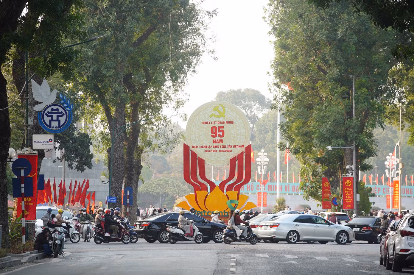 Các tuyến đường Điện Biên Phủ, Hoàng Diệu, Hùng Vương, Thanh Niên... được bố trí pano, áp phích, băng rôn rực rỡ và nổi bật.