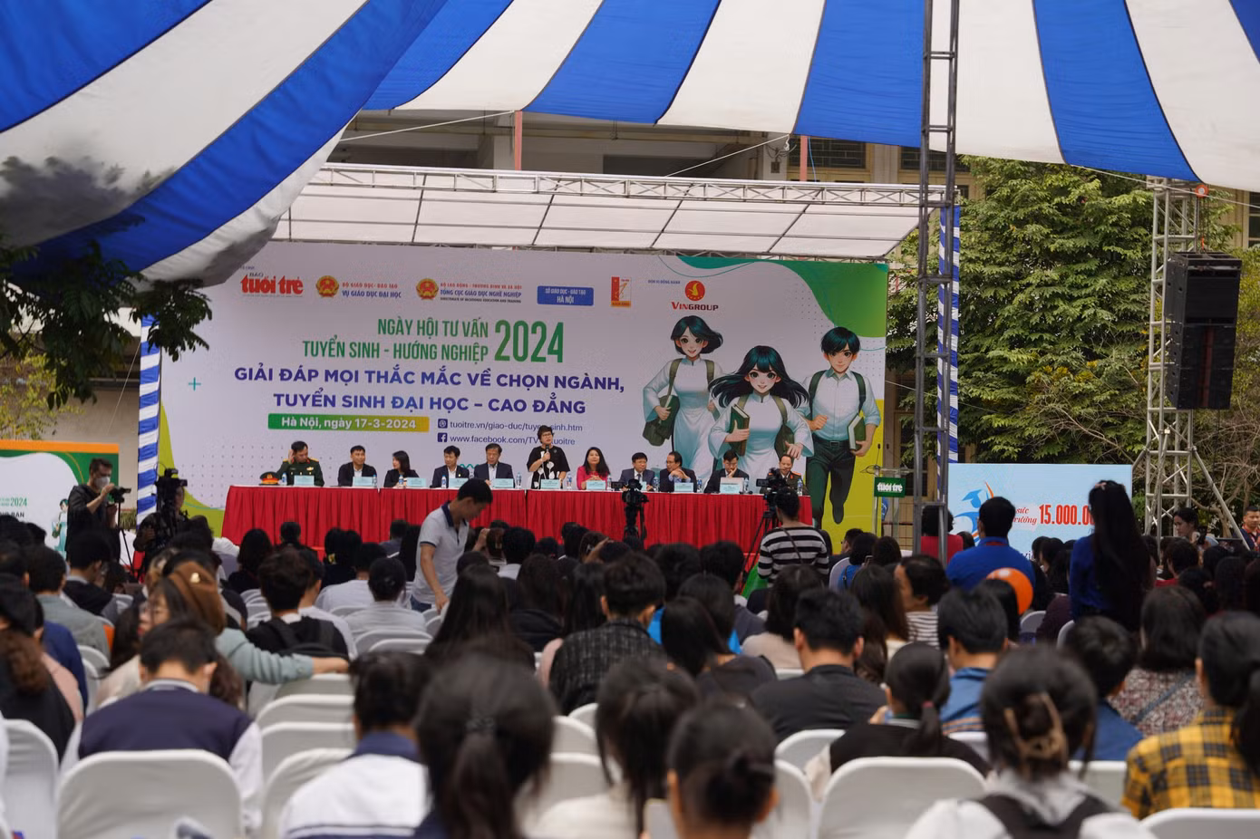 Chương trình khai mạc với quy mô 270 gian hàng tư vấn của các cơ sở giáo dục đại học, cao đẳng khu vực phía Bắc. Theo ban tổ chức, sự kiện đón trên 25 nghìn thí sinh của Hà Nội và các tỉnh phía Bắc như Hưng Yên, Bắc Ninh, Hải Dương, Hà Nam.
