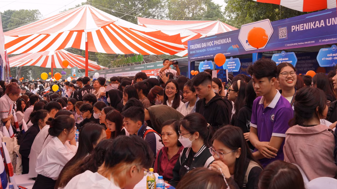 Càng tới trưa không khí càng thêm sôi động