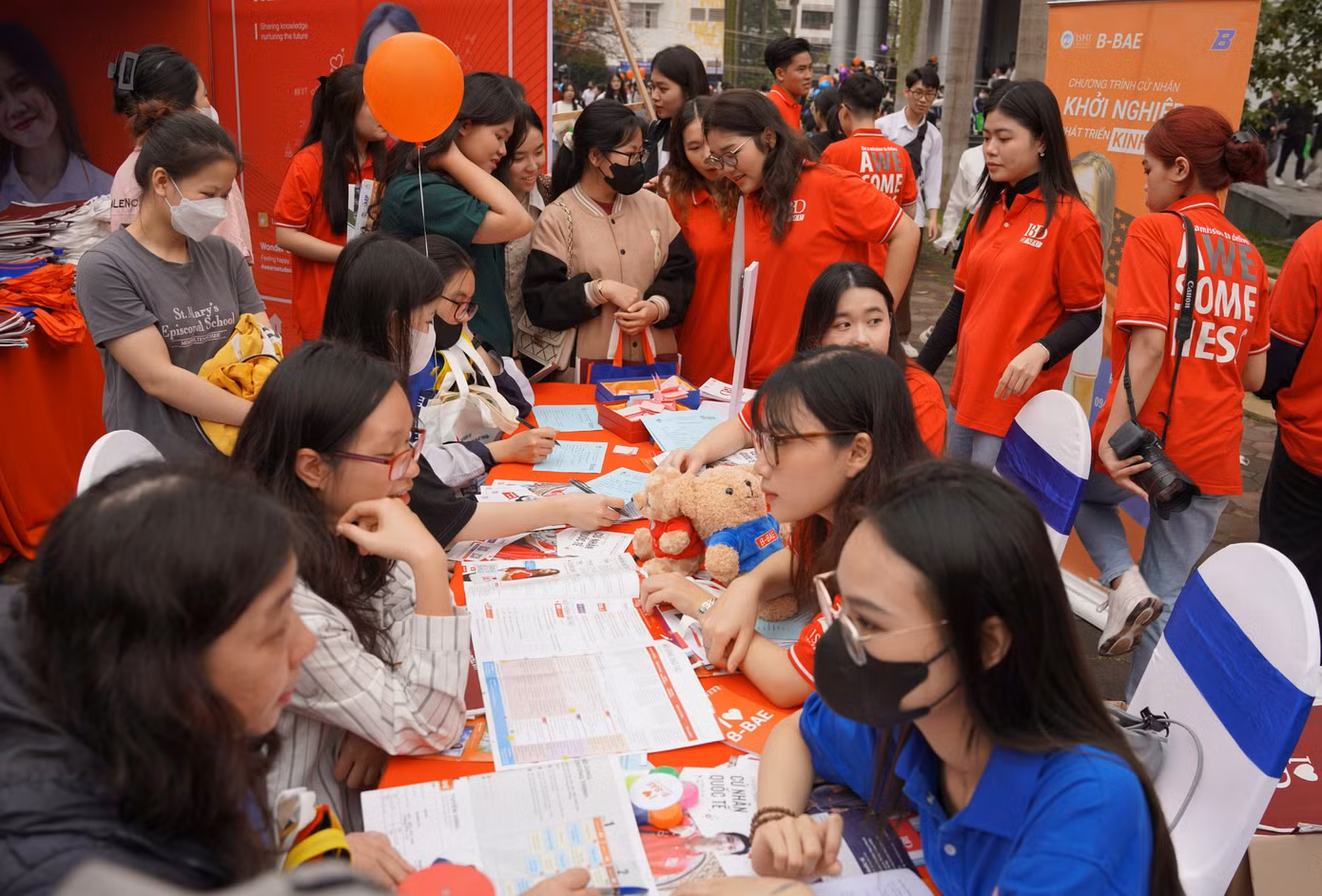 Đặc biệt, trong số các câu hỏi gửi đến nhóm chuyên gia tư vấn, phụ huynh chiếm phần lớn. Trong đó, nhiều phụ huynh quan tâm tới chương trình du học cho con.