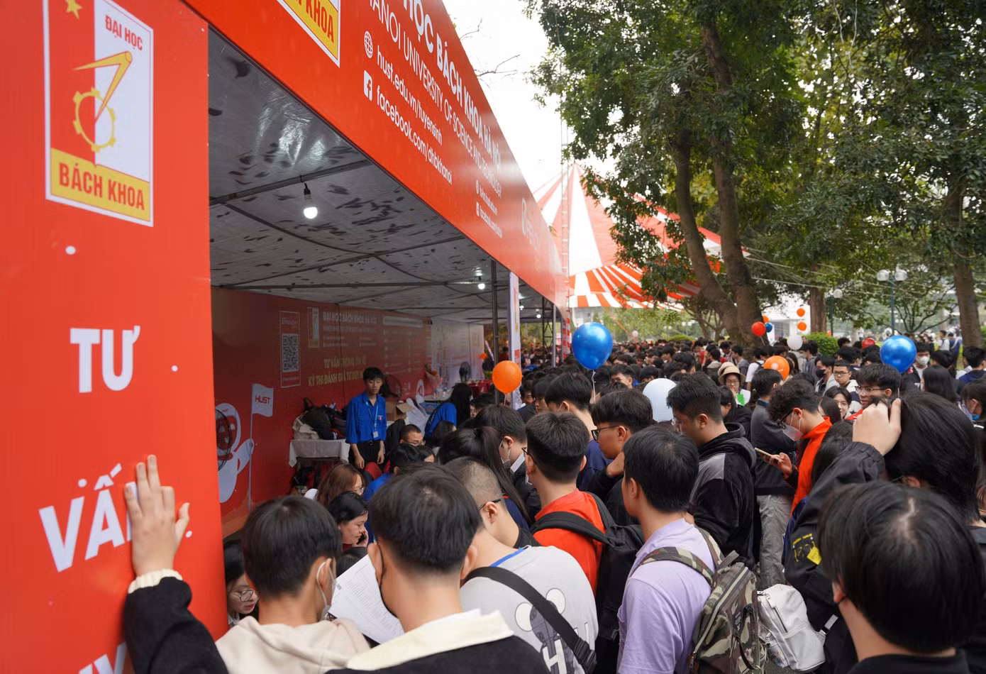 Khoảng 9h cùng ngày, tại không gian các gian hàng tư vấn đều chật kín nguồi quan tâm xếp hàng chờ tới lượt.
