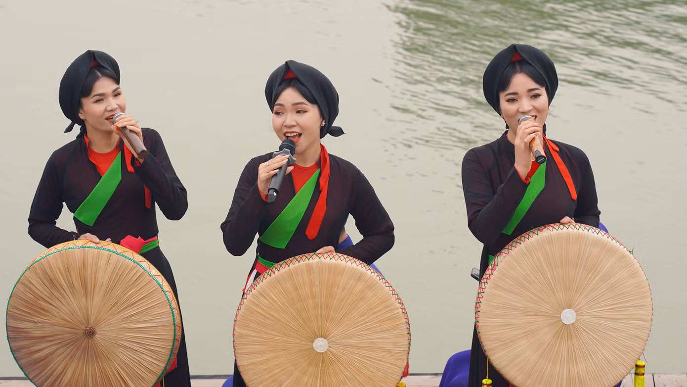 Các liền chị hát điệu "La rằng, Tình tang".