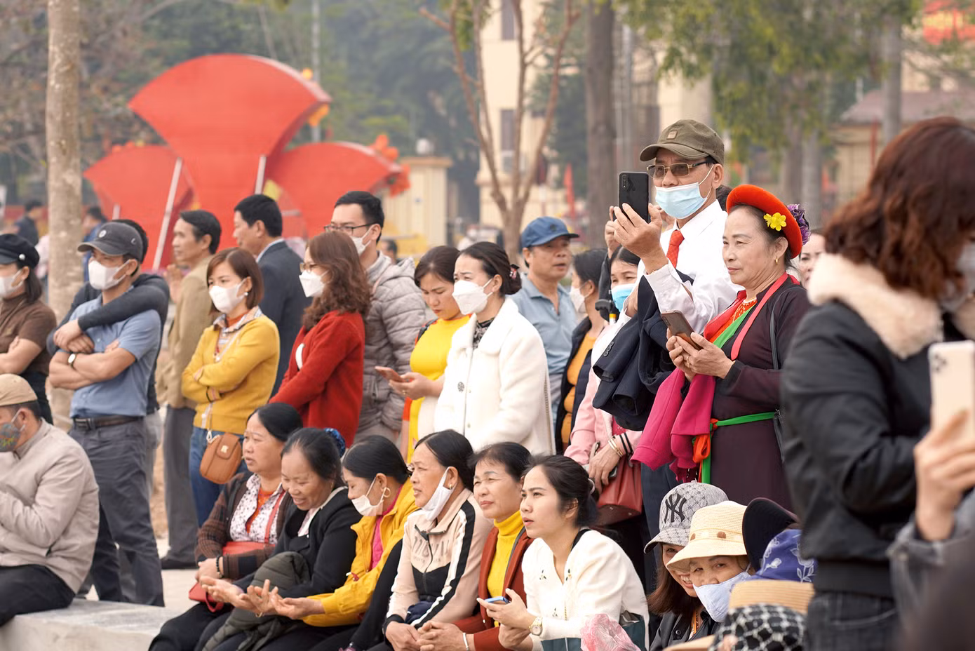 Người dân và du khách say mê xem hội.