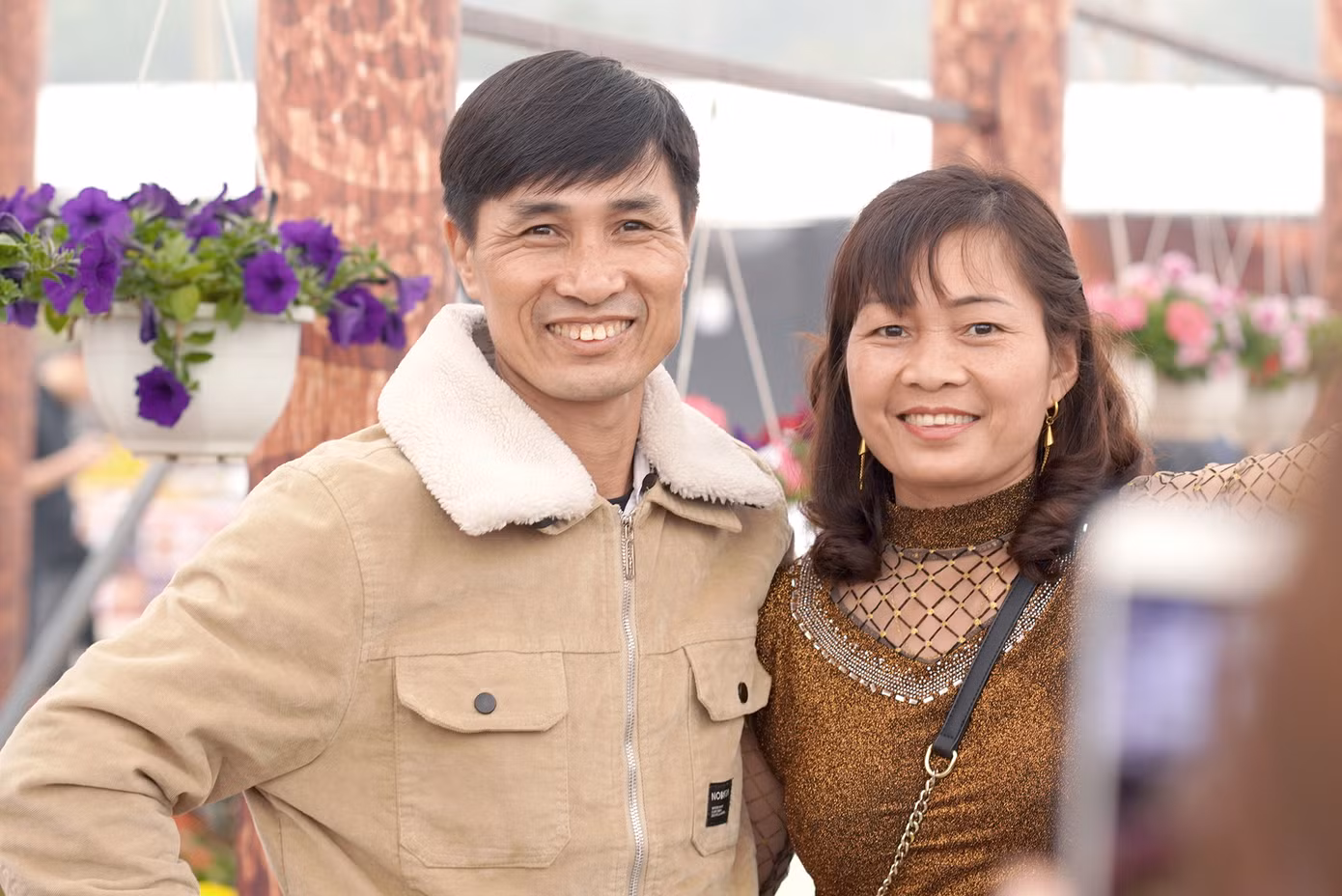 Hai du khách tới từ Yên Bái chia sẻ: " Đây là lần đầu chúng tôi đến hội Lim, trước đây chủ yếu xem trên đài và đọc báo. Lần đầu tiên tới mới cảm nhận được không khí lễ hội thật tuyệt vời. Cảm nhận bất ngờ nhất có lẽ là việc ở đây diễn ra nhiều hoạt động văn hóa, mọi người ca hát ở khắp nơi và còn có các quán hàng ăn rất ngon".