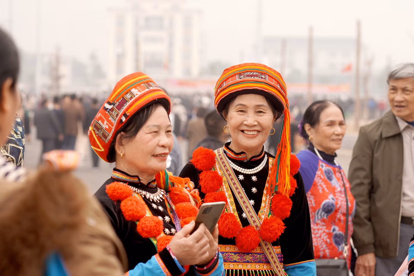 Bà Lý Thị Liên ( dân tộc Dao Đỏ - Bắc Kạn) cho biết: " Tôi đến đây từ sớm lắm, cả đoàn đã đi khắp một vòng cả khu hội. Nhiều cái hay cái lạ mà với tôi cũng chưa biết tên gọi là gì. Bây giờ cả đoàn vòng lại thêm vài vòng nữa rồi hỏi và học thử xem có hát, có làm được như các nghệ nhân ở đây không. Tôi thấy háo hức và thú vị vô cùng".