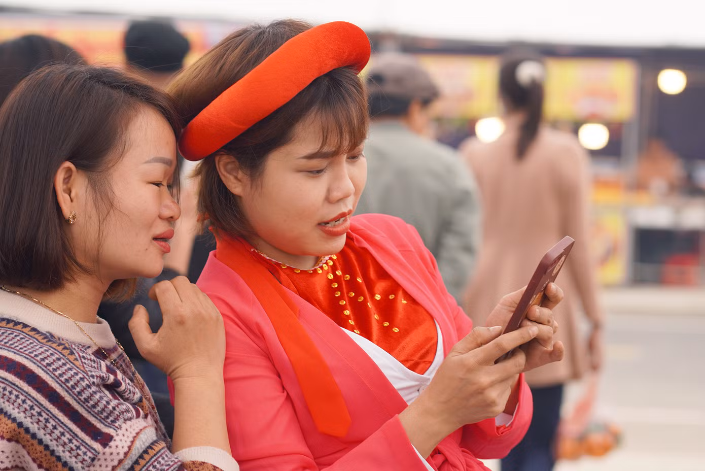 Chị Vân ( thôn Lộ Bao - Tiên Du - Bắc Ninh) chia sẻ: "Tôi tự hào về lễ hội này của quê hương. Quê tôi ai cũng hát được Quan họ, đến hội Lim là phải có cả chơi cả hát thì mới đủ cái thú đi hội Xuân của các cụ từ xưa".