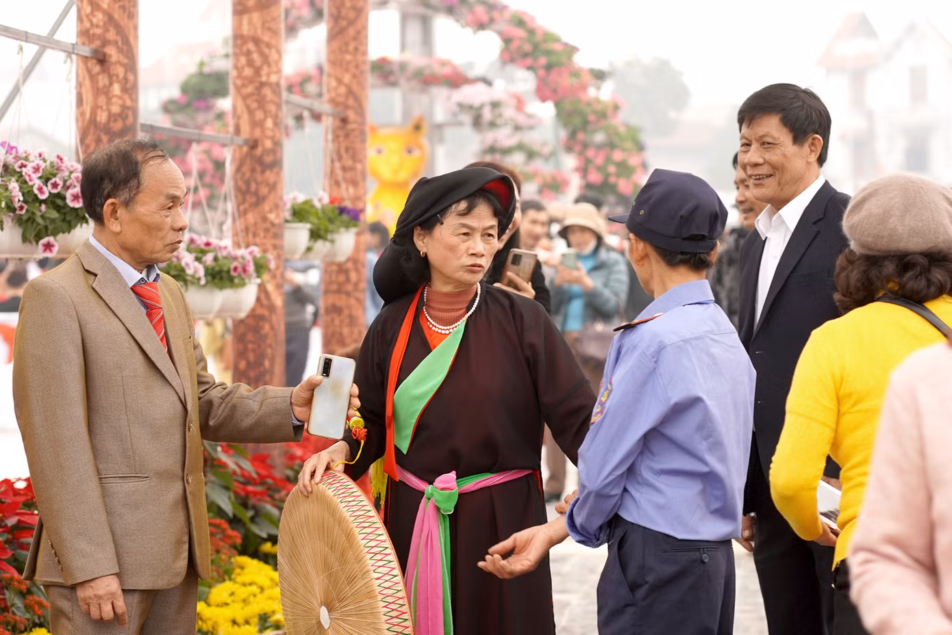 Người dân và các nghệ nhân Quan họ cũng tranh thủ chụp những bức ảnh lưu giữ kỷ niệm tân xuân tại Lễ hội.