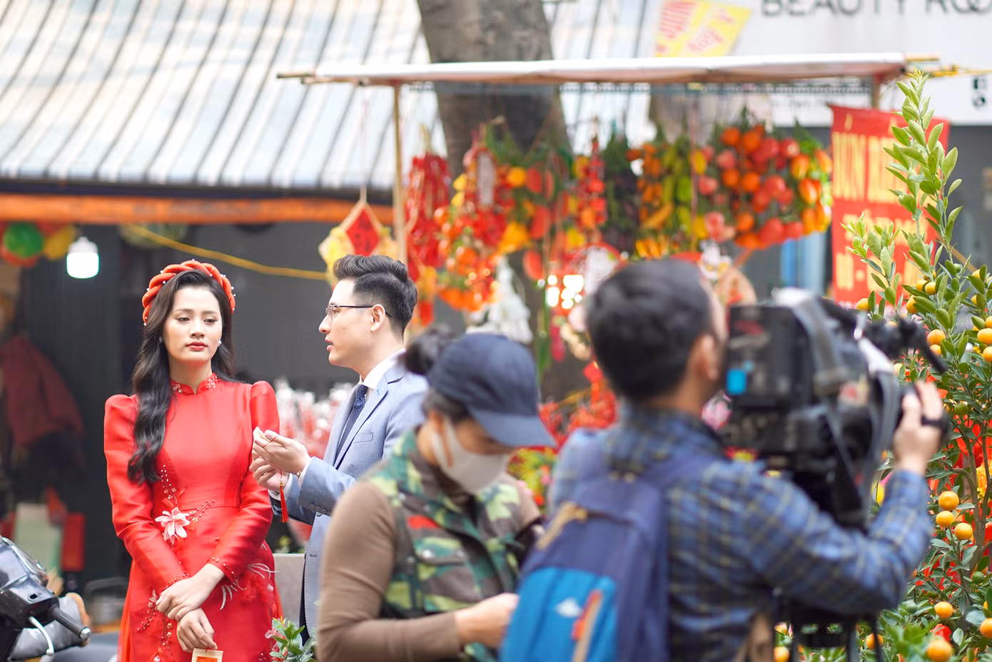 Không gian rực rỡ sắc màu thu hút đông đảo người dân tới chụp ảnh, quay phim lưu giữ kỉ niệm.
