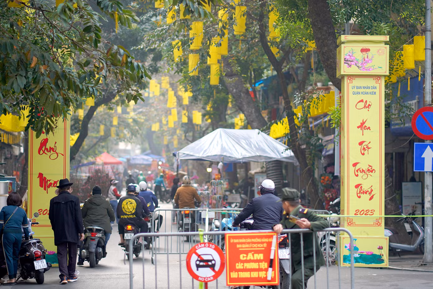 Từ nhiều đời nay, cứ từ rằm tháng Chạp (15 âm lịch), những người trồng hoa lại tụ về mở chợ hoa Tết trên phố Hàng Lược (Hà Nội). Khu vực tổ chức chợ hoa kết hợp thành một khối với các không gian lân cận, tạo nên một nét văn hóa truyền thống đẹp và ý nghĩa của người dân Hà Thành. Trong ảnh: Không gian chợ hoa Tết truyền thống phố Hàng Lược có điểm đầu từ đoạn ngã giao giữa các phố Hàng Cót - Hàng Lược - Phùng Hưng kéo dài tới đoạn giao với phố Hàng Mã.