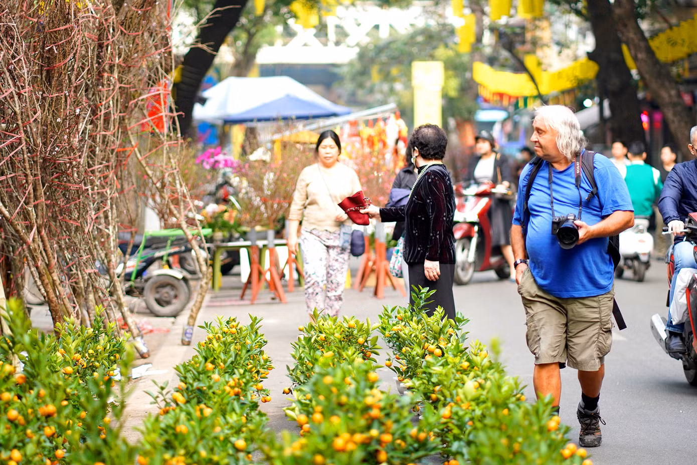 Du khách nước ngoài thích thú "đi dạo" tại chợ hoa.