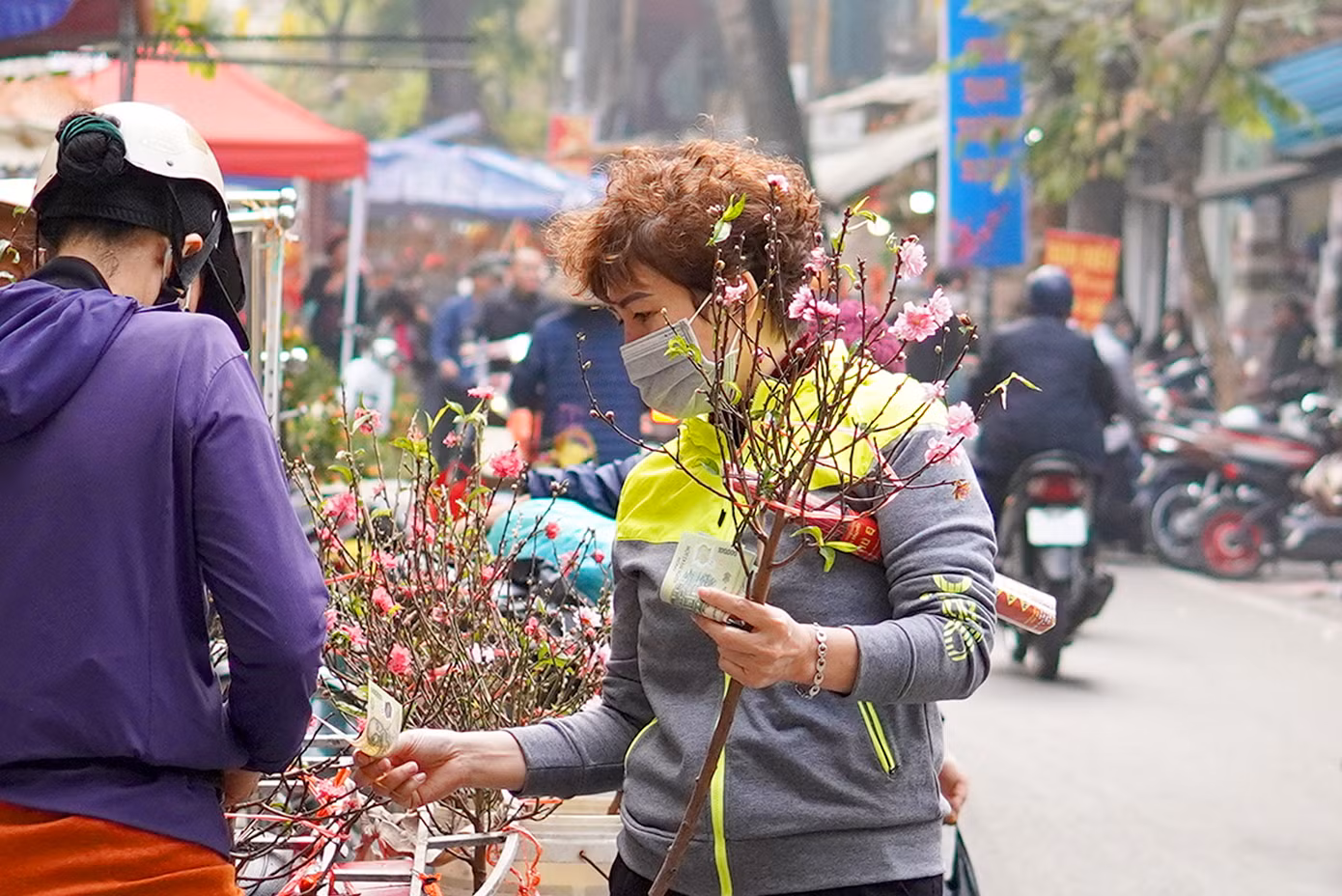 Thời điểm trước ngày 23 tháng Chạp (ông Công ông Táo) mặt hàng hoa được người dân ưa chuộng, bán chạy nhất vẫn là những cây 'đào cành' dạng nhỏ có thể sử dụng trên ban thờ thắp hương sớm cho tổ tiên.
