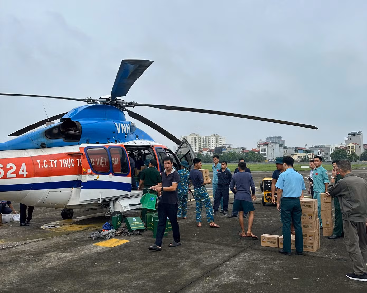 Công tác chuẩn bị, tập kết đồ cứu trợ được thực hiện khẩn trương.