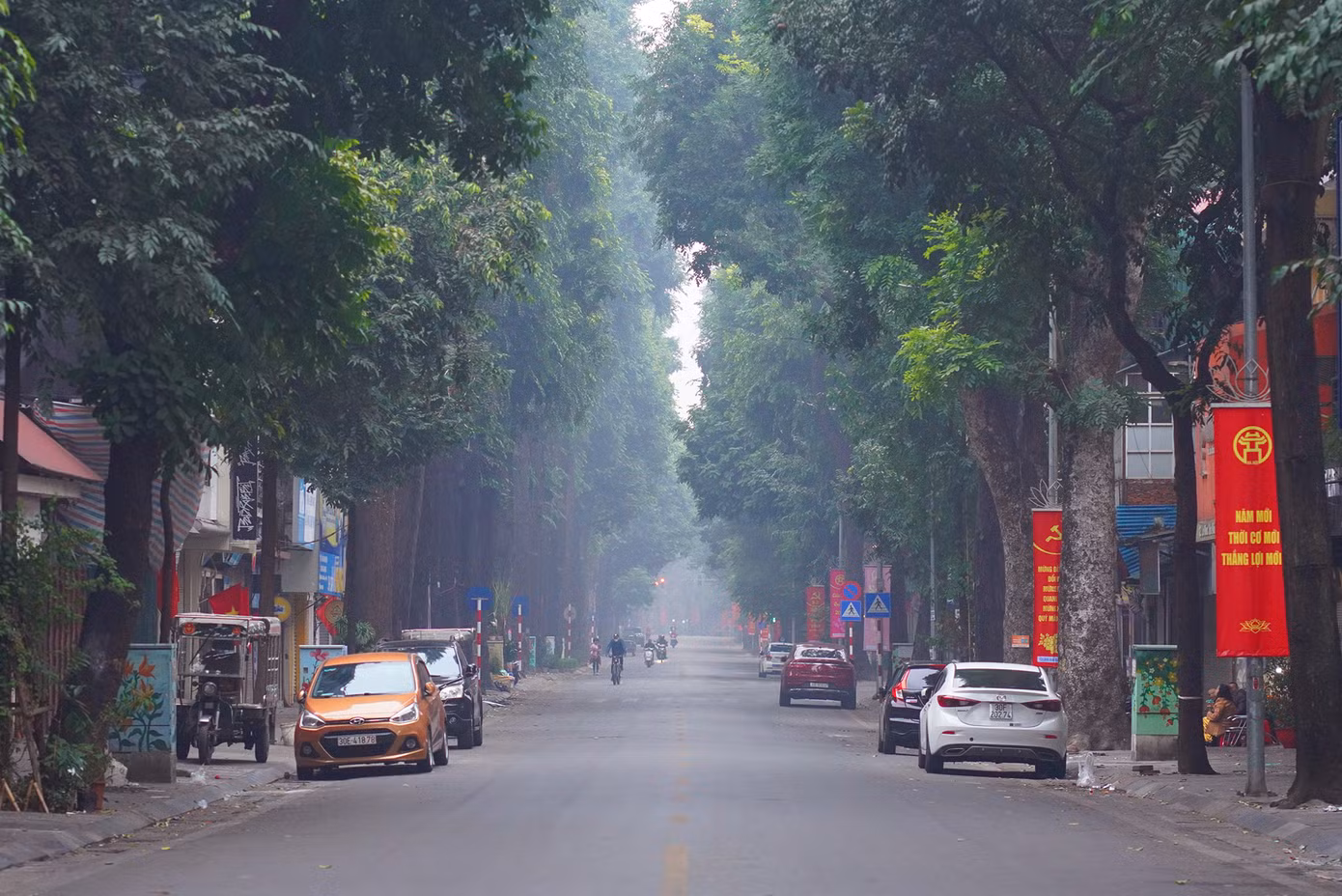 Phố Lò Đúc bình yên. Một vài người dân bắt đầu xuất hành ngày đầu năm mới.