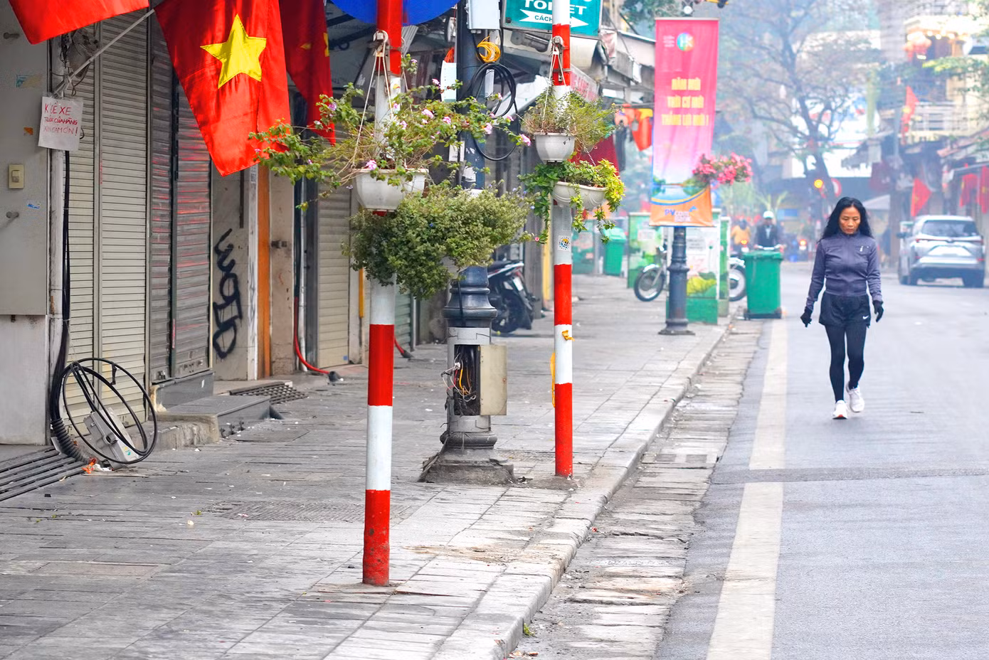 Người dân tập thể dục trên phố Hàng Đào sáng mùng Một Tết.