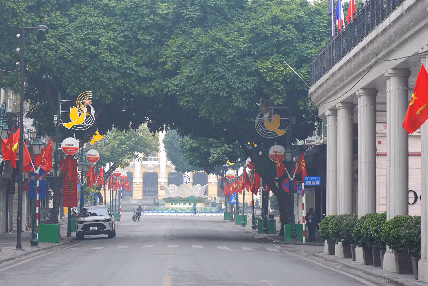 Khu vực quảng trường trước Nhà hát Lớn và đoạn phố Tràng Tiền mờ ảo trong làn sương sớm, không tiếng còi xe.