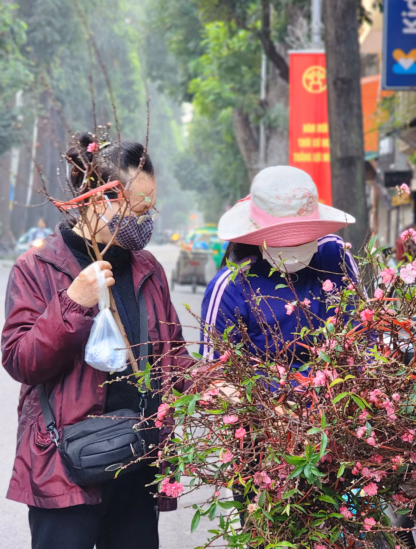Các nhánh hoa đào, đào cành để thắp hương có giá rẻ hơn vào buổi sớm, có thể mặc cả với giá chỉ từ 25 nghìn đồng.