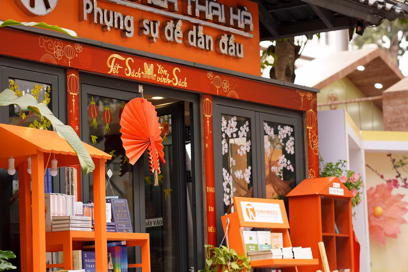 Khu vực trưng bày cửa các nhà sách được trang trí với tông màu ấm áp, ngập tràn sắc Xuân.