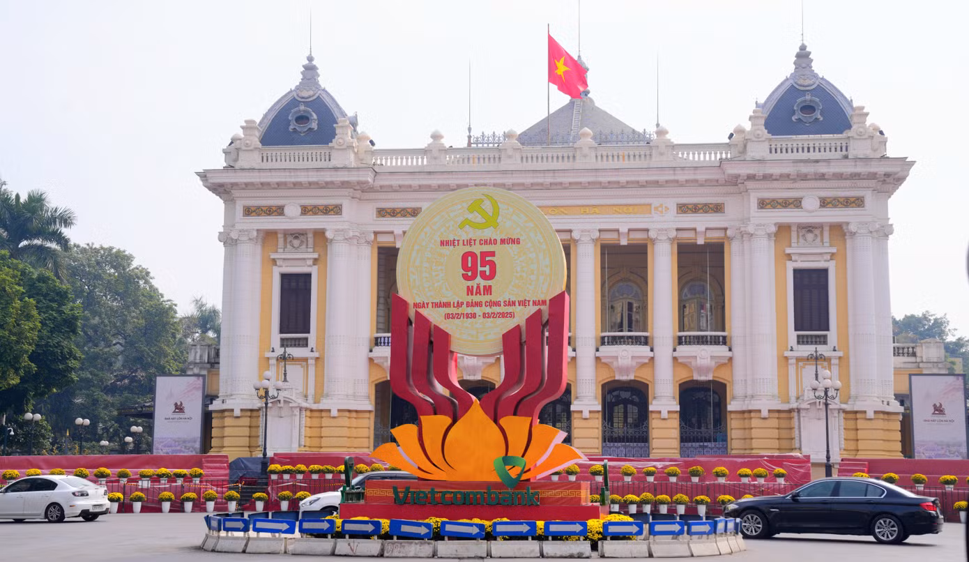 Tấm pano khổ lớn hướng tới kỷ niệm 95 năm Ngày thành lập Đảng Cộng sản Việt Nam được đặt nút giao Nhà hát lớn - Tràng Tiền - Lý Thái Tổ và nhiều tuyến đường trung tâm Thủ đô Hà Nội.