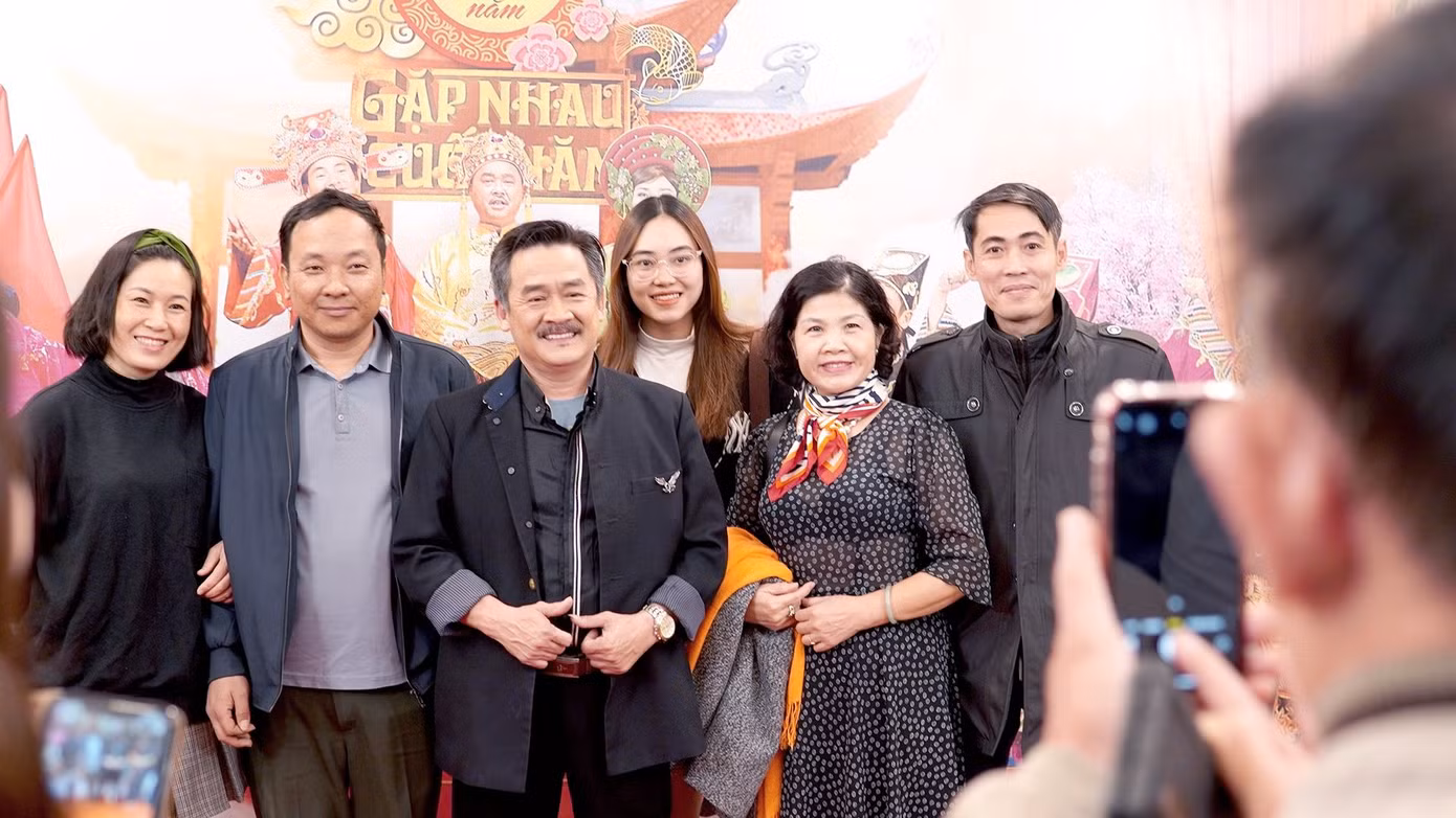 Gia đình, bạn bè tới ủng hộ nghệ sĩ Thanh Dương. Táo Quân 2023 đánh dấu lần đầu tiên diễn viên Thanh Dương tham dự buổi chầu của Táo quân. Anh đảm nhận vai Táo Năng lượng - "Táo lạ" của chương trình năm nay. Ảnh: TRỌNG QUÂN.