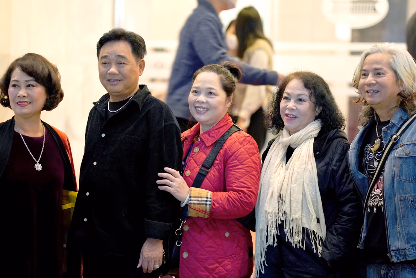NSƯT Quốc Khánh tranh thủ "check-in" cùng đồng nghiệp thân thiết NSƯT Quế Hằng và NSƯT Thanh Quý. Sau khi nhận quyết định nghỉ hưu tháng 11/2022, anh tiếp tục gắn bó với vai diễn người đứng đầu thiên đình. Ngọc Hoàng tuy không phải thoại quá nhiều trong các buổi chầu, song là trụ cột không thể thiếu của các mùa Táo Quân. Ảnh: TRỌNG QUÂN.