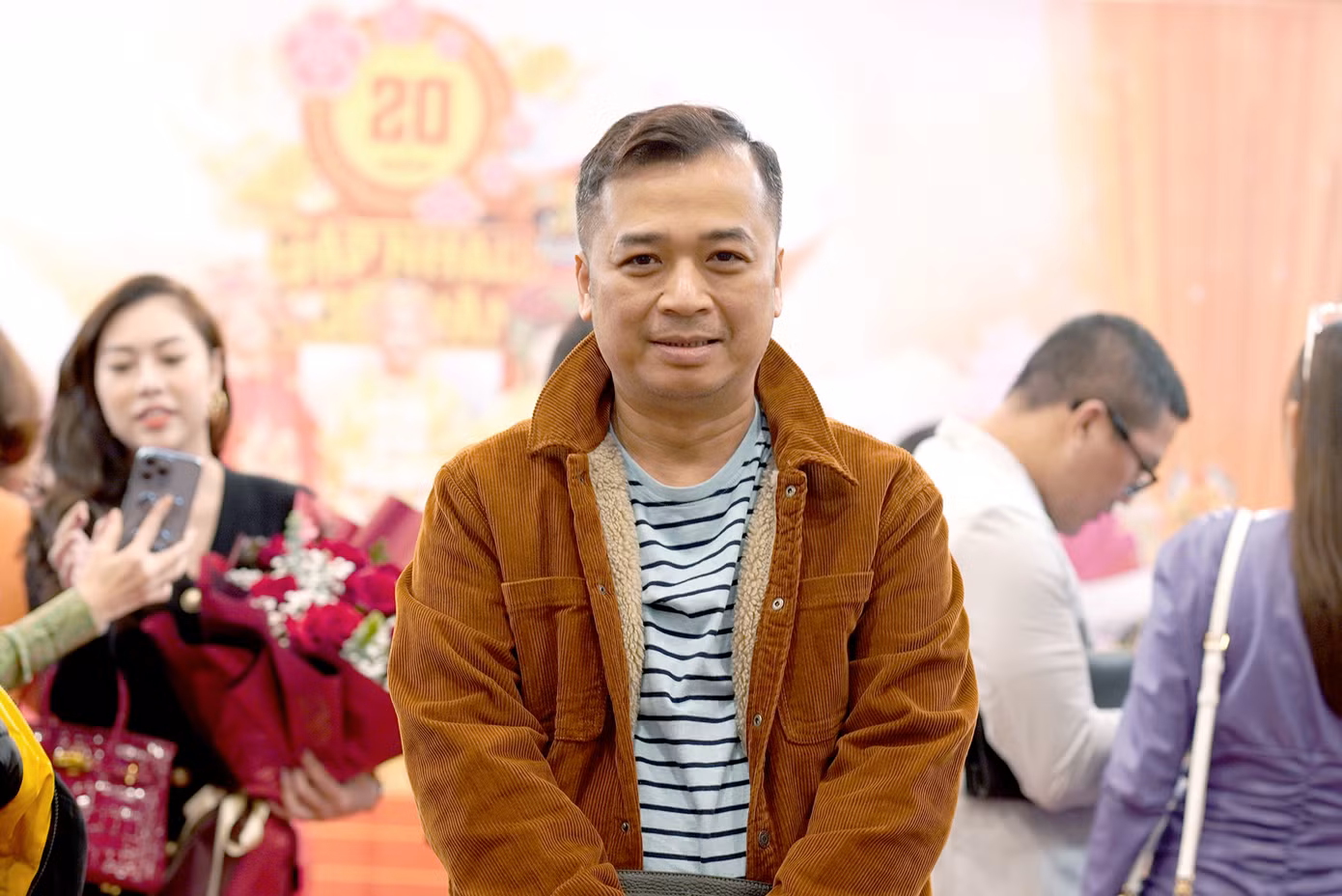 Nhạc sĩ Phùng Tiến Minh có mặt tại Cung Văn hoá Hữu nghị Hà Nội) tối 7/1. Anh đã hai lần đóng vai Thiên Lôi ở Táo Quân năm 2014 và 2021. Nam nghệ sĩ cũng đóng góp vai diễn ở Táo Quân 2023. Ảnh: TRỌNG QUÂN.