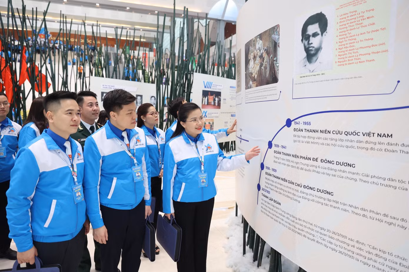Các đại biểu tham quan triển lãm. Ảnh: Như Ý