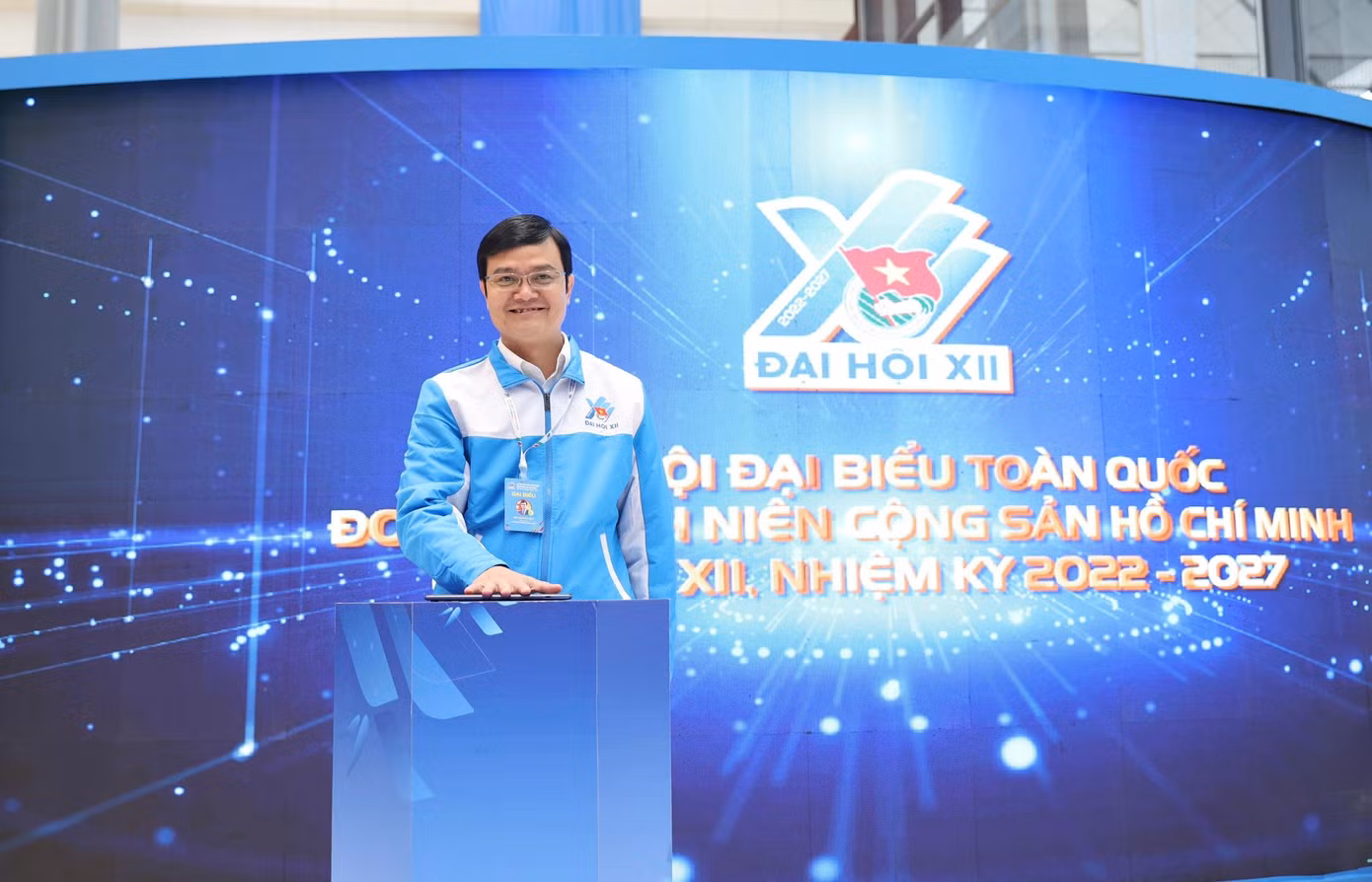 Anh Bùi Quang Huy, Ủy viên dự khuyết T.Ư Đảng, Bí thư thứ nhất T.Ư Đoàn nhấn nút khai mạc Triển lãm ảnh Khát vọng cống hiến - Lẽ sống thanh niên và ra mắt Bảo tàng số Tuổi trẻ Việt Nam. Ảnh: Như Ý