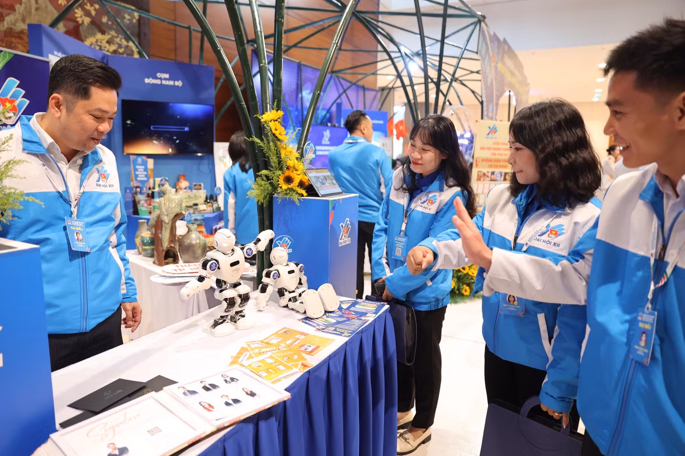 Các đại biểu thích thú tương tác với robot. Ảnh: Như Ý