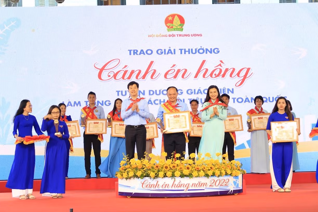 Trao giải thưởng Cánh én hồng cho các giáo viên làm tổng phụ trách Đội tiêu biểu xuất sắc