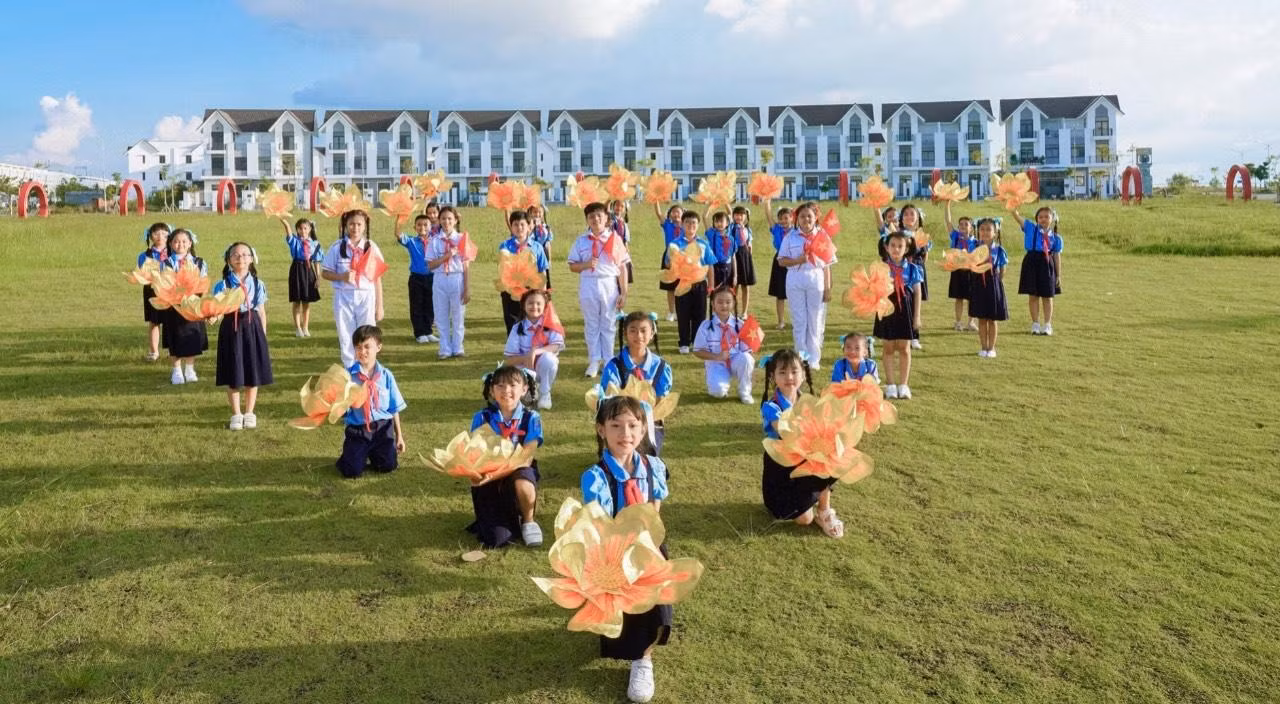 Hình ảnh thiếu nhi tham gia biểu diễn trong MV đặc biệt mang tên "Tiến bước lên Đoàn".