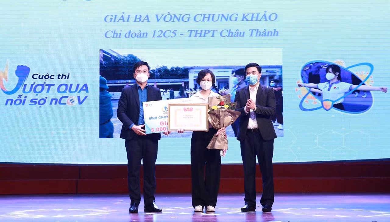Trao giải ba cho Chi đoàn 12C5 - THPT Châu Thành (Kiên Giang)