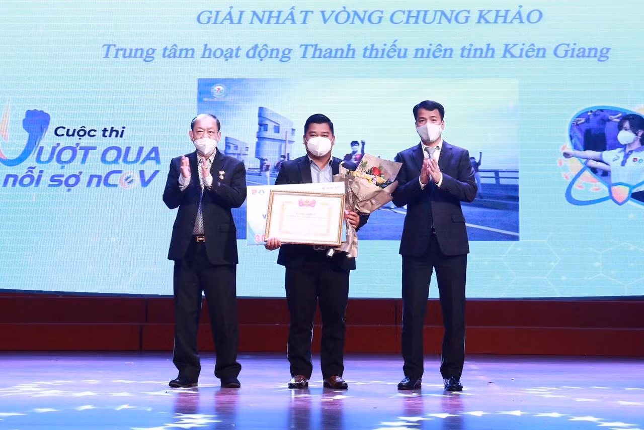 Bí thư T.Ư Đoàn Ngô Văn Cương (ngoài cùng bên phải) trao giải Nhất cho Trung tâm hoạt động Thanh thiếu niên tỉnh Kiên Giang. Ảnh: Bảo Anh