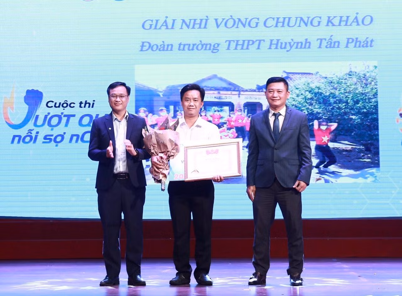 Trao giải Nhì cho Đoàn trường THPT Huỳnh Tấn Phát (Bến Tre)