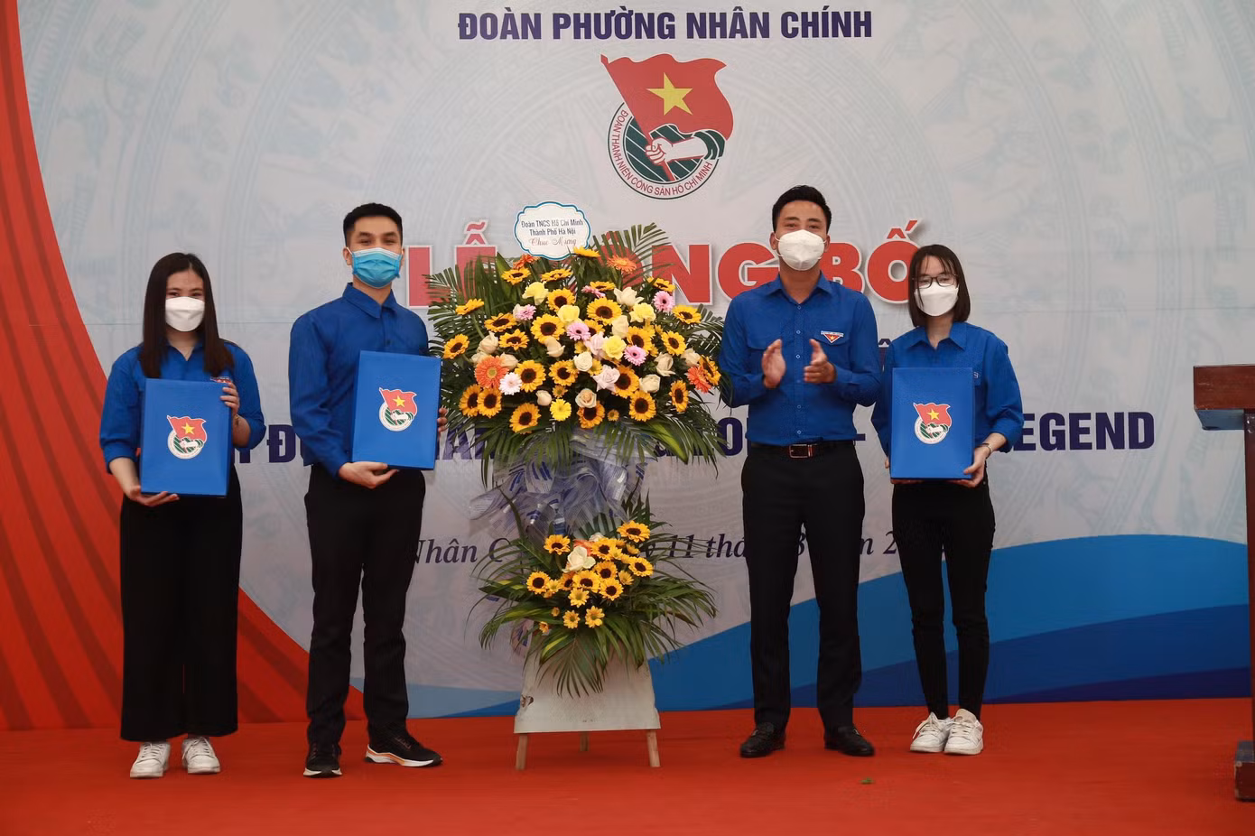 Anh Nguyễn Đức Tiến, Phó Bí thư thường trực Thành Đoàn, Chủ tịch Hội LHTN TP. Hà Nội tặng hoa chúc mừng Chi đoàn Nam Thăng Long I – The Legend