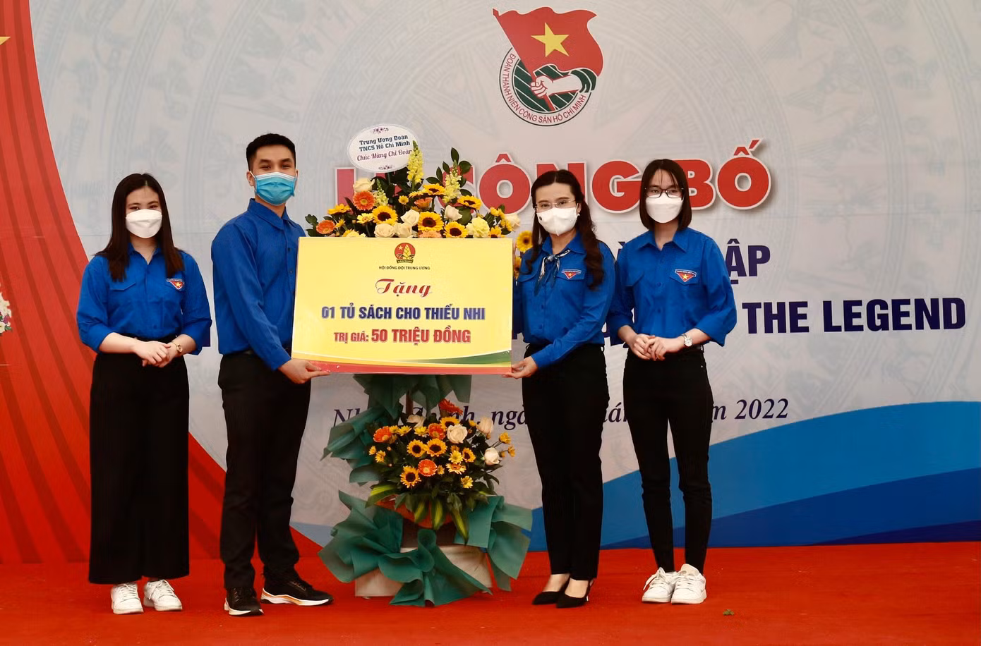 Chị Nguyễn Phạm Duy Trang, Bí thư T.Ư Đoàn, Chủ tịch Hội đồng Đội T.Ư trao tặng 1 tủ sách thiếu nhi trị giá 50 triệu đồng. Ảnh: Bảo Anh
