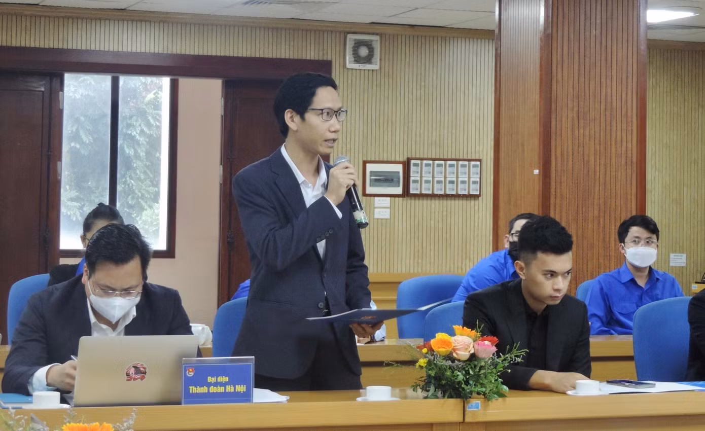 TS.Lê Văn Lịch, giảng viên ĐH Bách Khoa Hà Nội trao đổi tại hội nghị