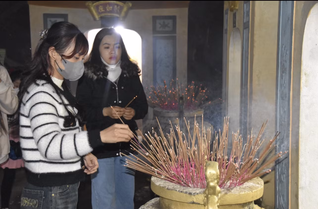 Người dân đến với chợ đình Bích La để cầu an lành, sống khỏe.