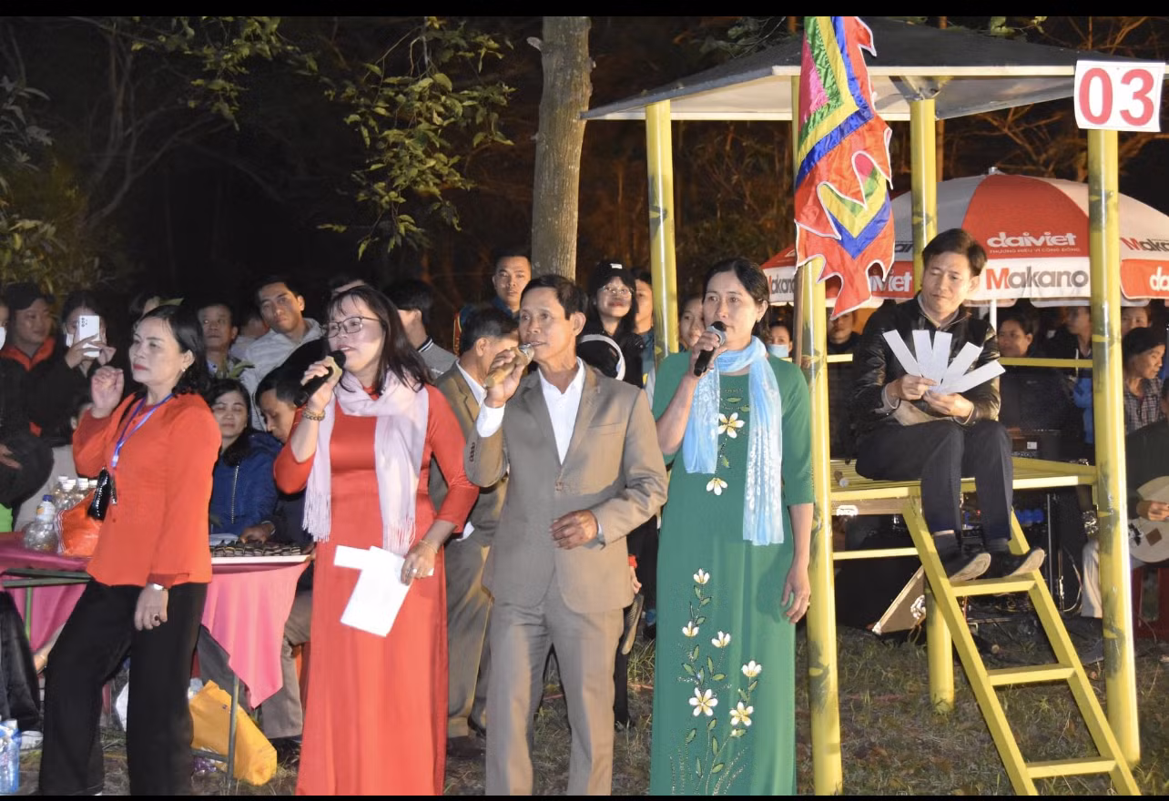 Hát bài chòi ở chợ đình Bích La.