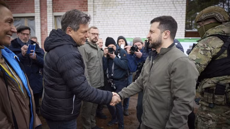Phó Thủ tướng Đức Robert Habeck bắt tay Tổng thống Ukraine Volodymyr Zelensky trong chuyến thăm Vùng Chernihiv hôm 3/4. (Ảnh: AP)