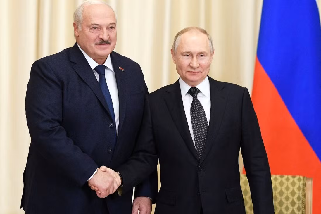 Tổng thống Nga Vladimir Putin và Tổng thống Belarus Alexander Lukashenko. (Ảnh: Reuters)