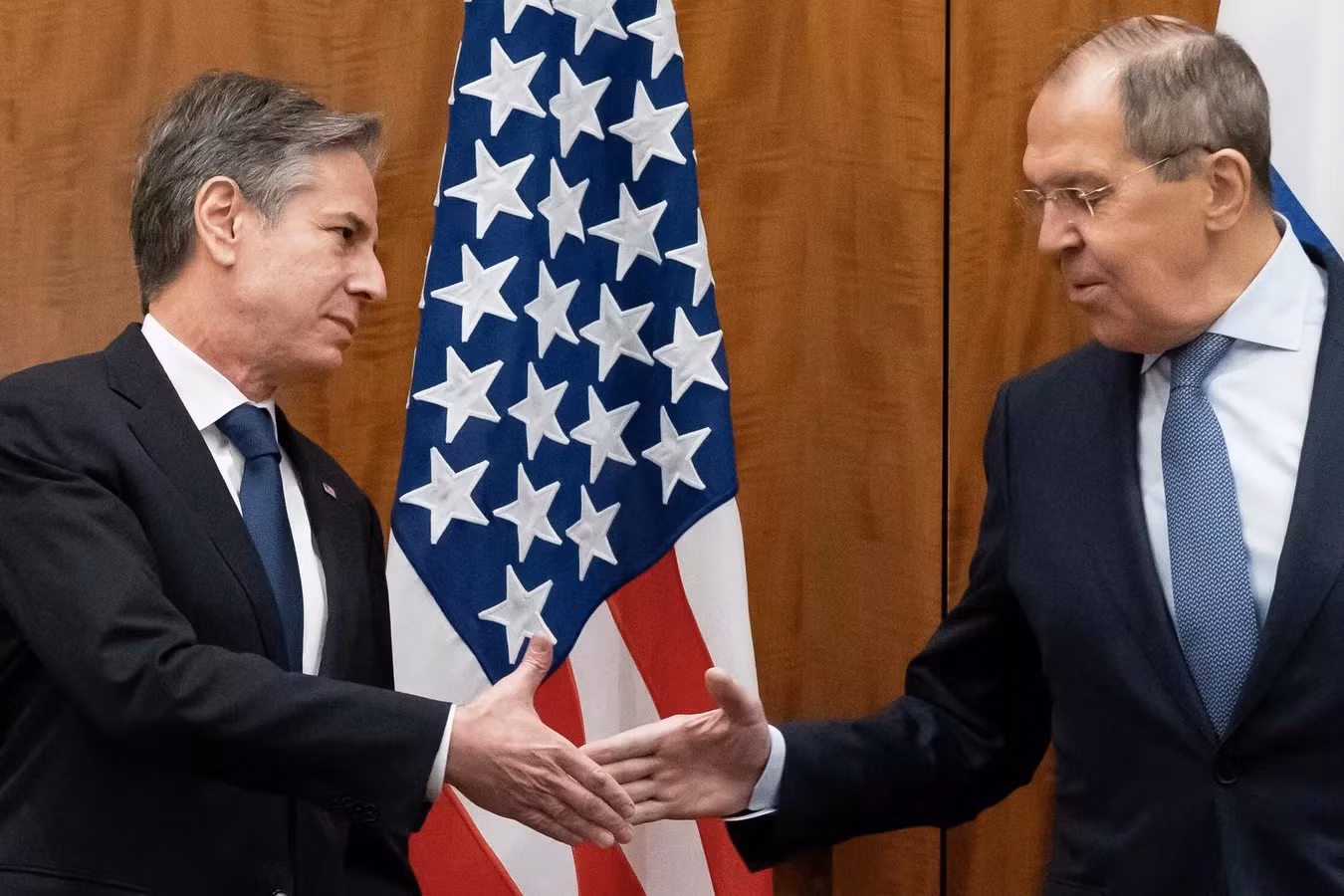 Ngoại trưởng Mỹ Antony Blinken và Ngoại trưởng Nga Sergey Lavrov. Ảnh: AP