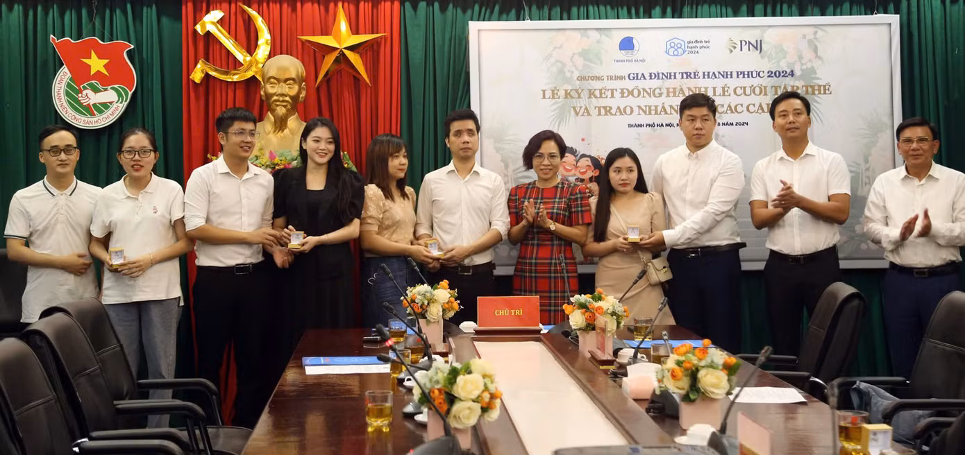 Ban Tổ chức trao nhẫn cưới tới các cặp đôi thanh niên. Ảnh: TĐHN
