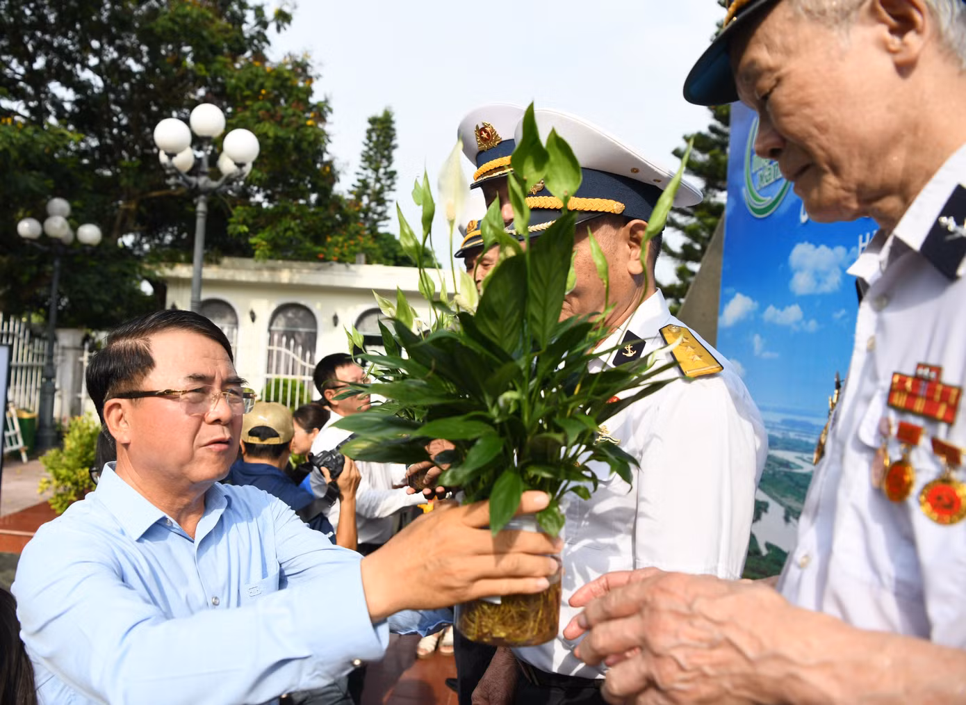 Ông Lê Khắc Nam trao cây thuỷ sinh tặng cựu thuỷ thủ tàu không số tại chương trình.