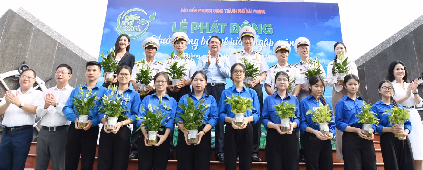 Ban Tổ chức trao tặng 20 cây thuỷ sinh tượng trưng bảo vệ rừng ngập mặn.