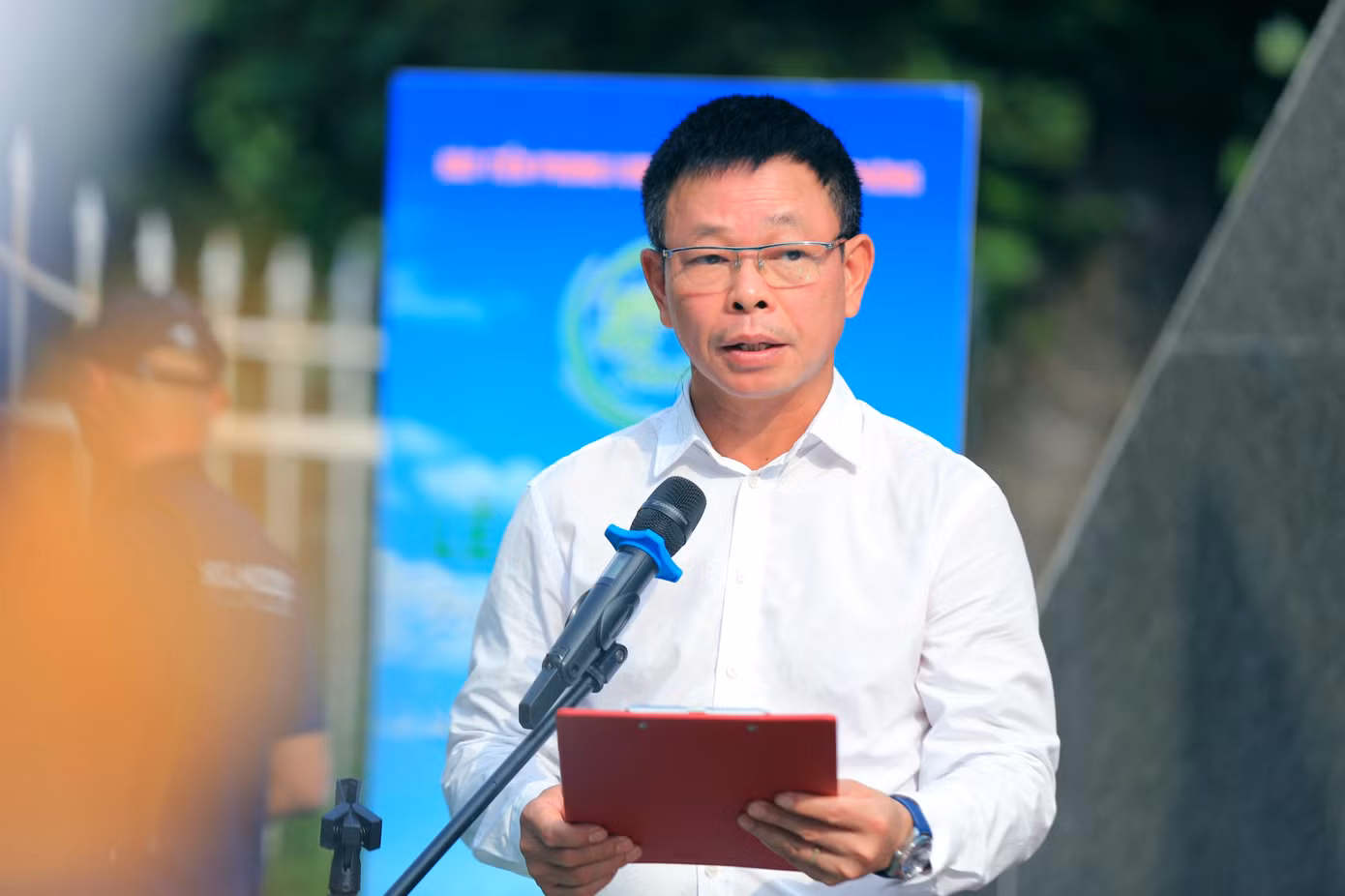 Nhà báo Phùng Công Sưởng phát biểu tại chương trình.