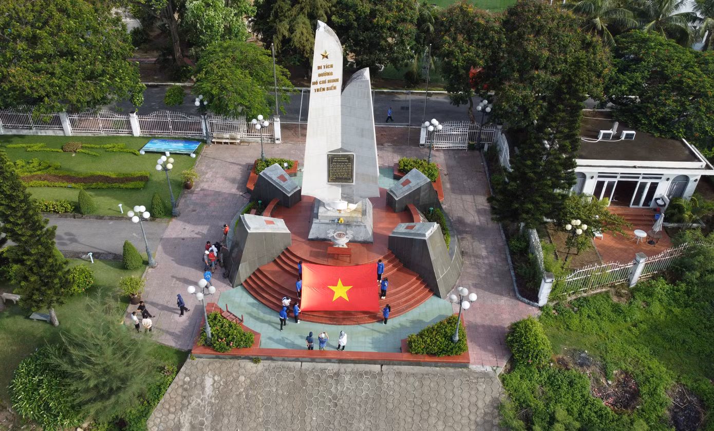 Khung cảnh Đài tưởng niệm di tích Đường Hồ Chí Minh trên biển tại Bến K15.