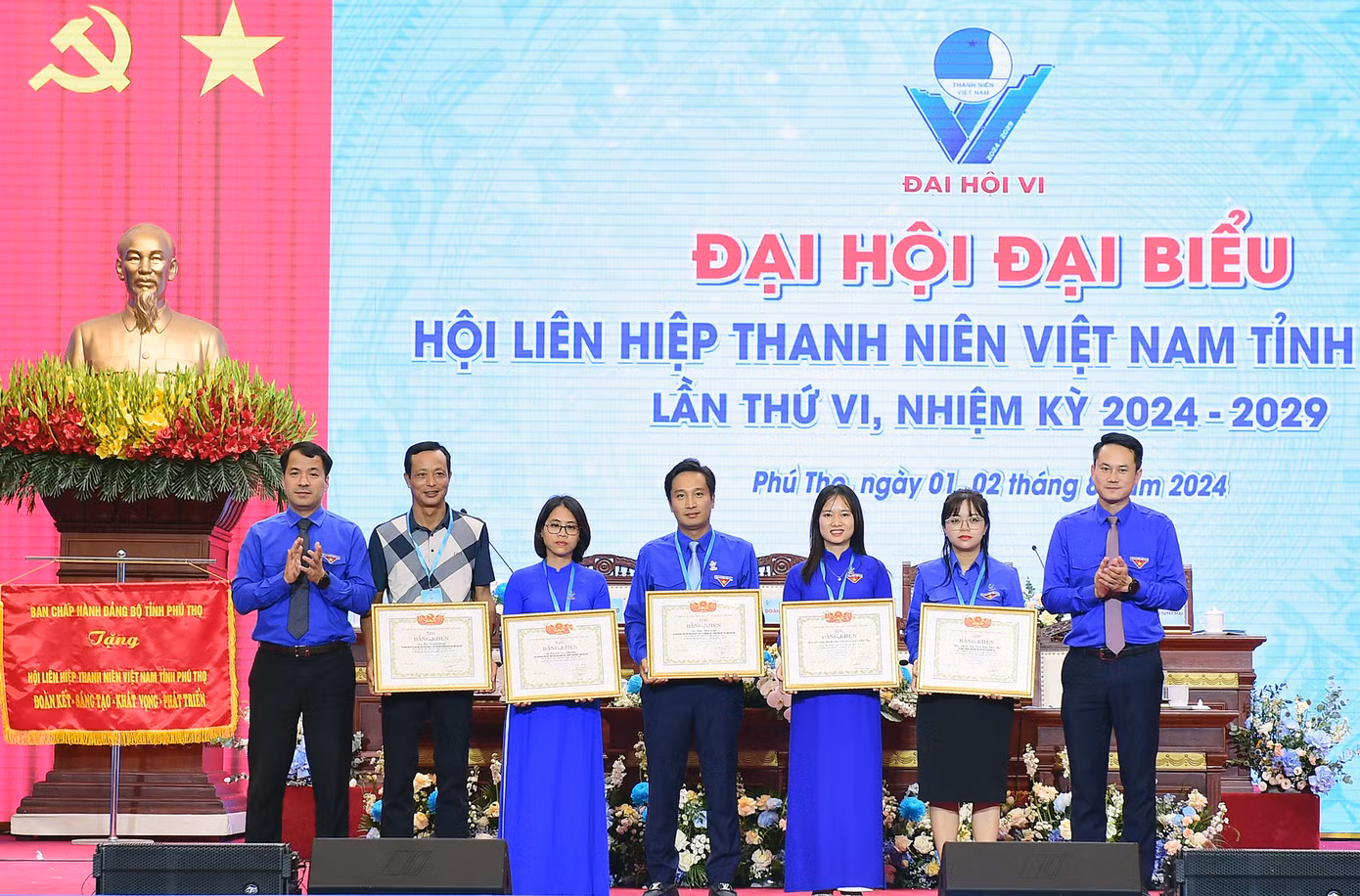 T.Ư Hội LHTN Việt Nam trao khen thưởng các cá nhân có thành tích xuất sắc trong công tác Hội. Ảnh: Xuân Tùng T.Ư Hội LHTN Việt Nam trao khen thưởng các cá nhân có thành tích xuất sắc trong công tác Hội. Ảnh: Xuân Tùng